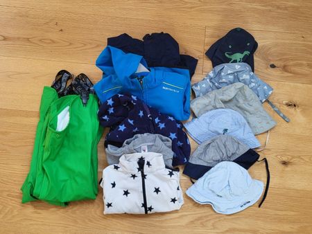 Kleiderpaket Gr. 92 - Regenhosen/(Fleece-)Jacken/Sonnenhüte