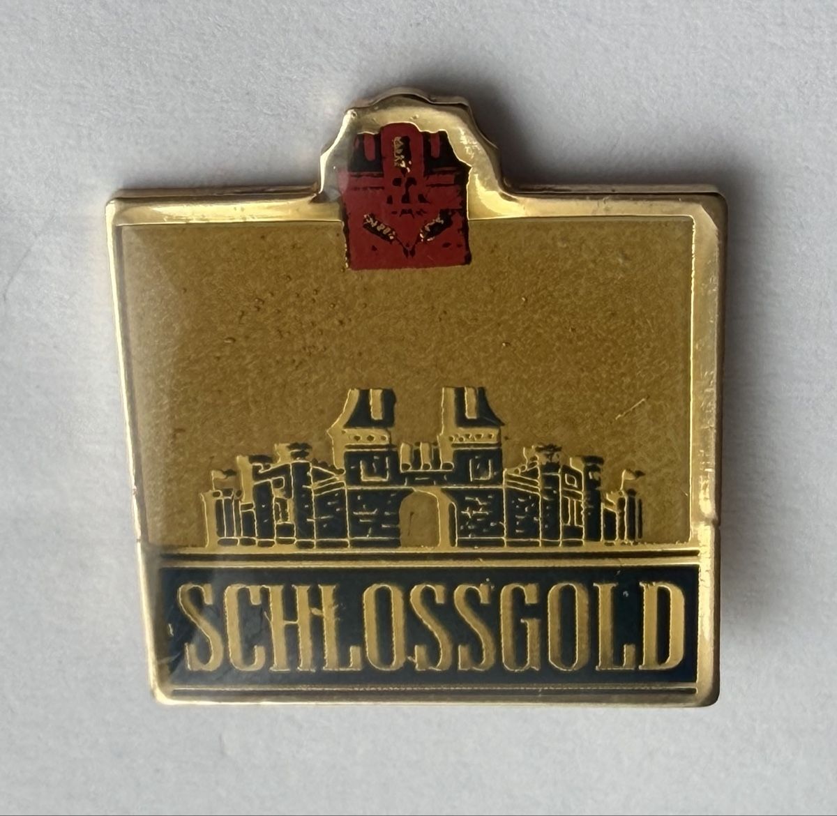 Feldschlösschen Plaketten & Abzeichen: Feldschlösschen Schlossgold  Pin – Gebraucht aus Zürich von Kue_Zuerich