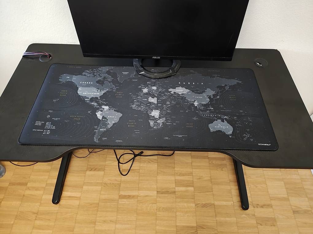 Scrivanie: Gaming Tisch mit Kabeldurchgängen  – Usato da Basel venduto da jetonibasel 2