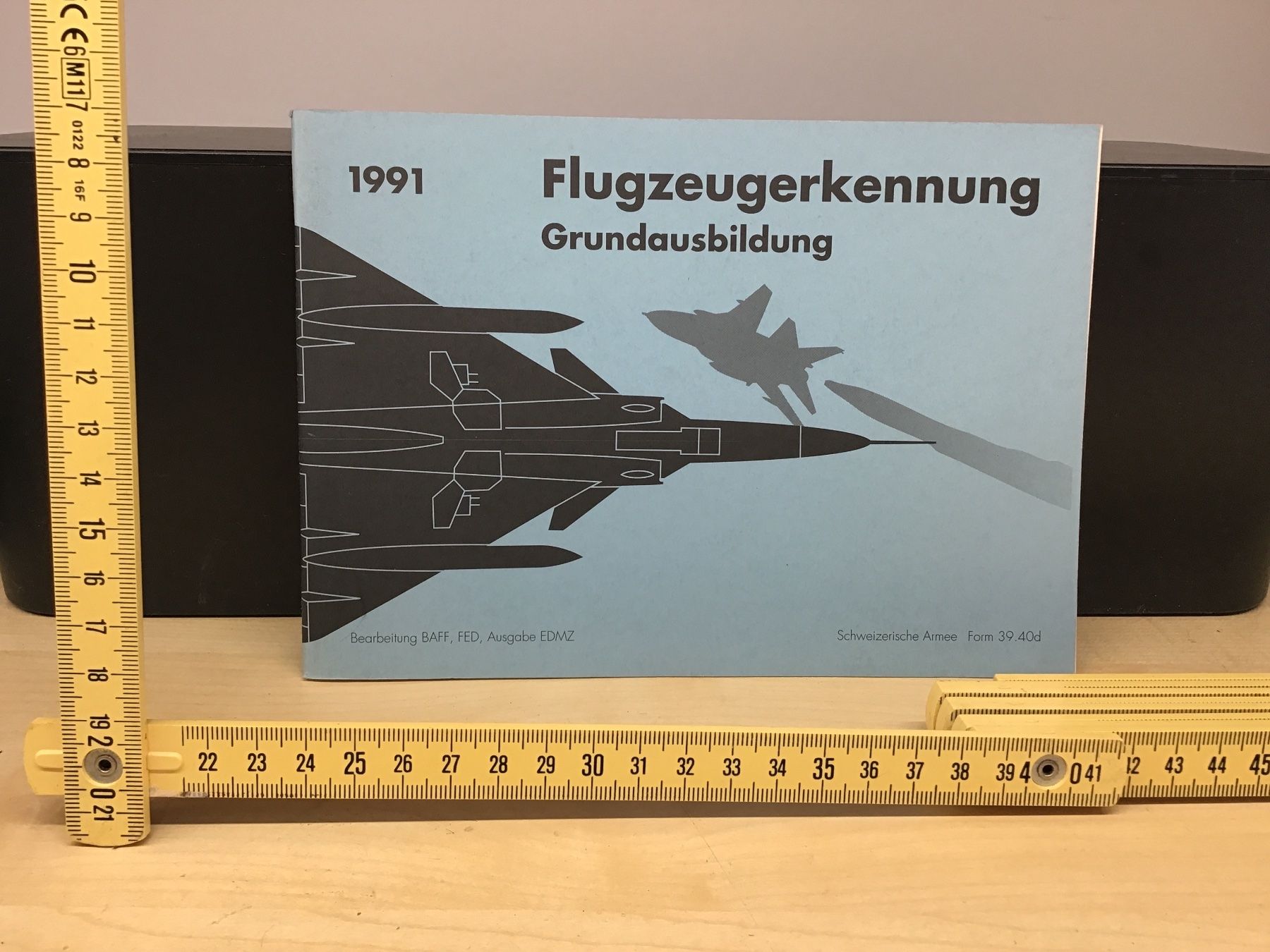 Libri: Flugzeugerkennung Schweizer Armee 1991 – Usato da Männedorf venduto da Modell-Spezialisten