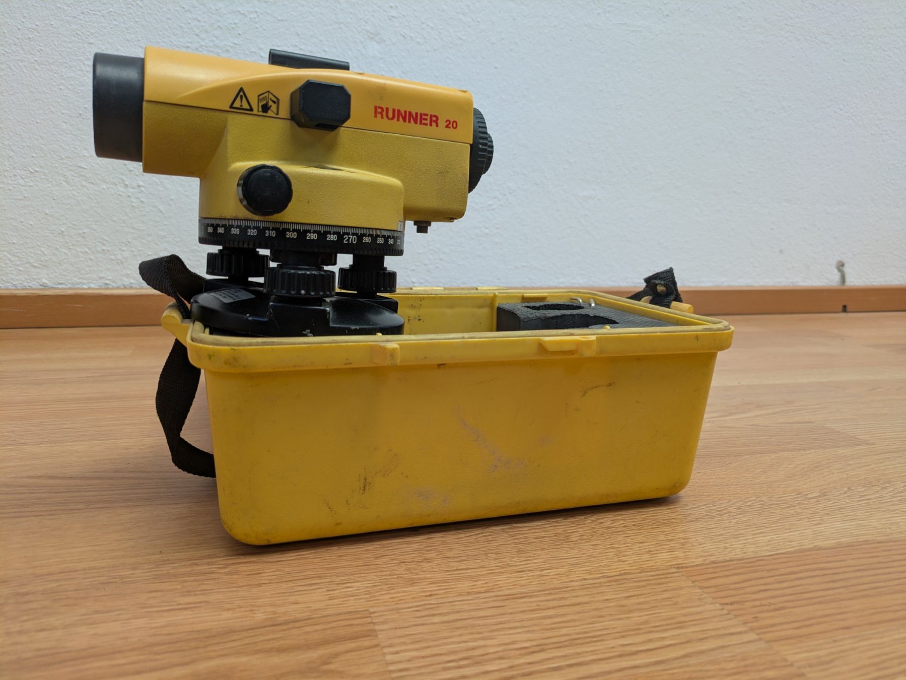 Leica Misurare: Nivelliergerät LEICA Runner 20 – Usato da Flamatt venduto da WeibelAG
