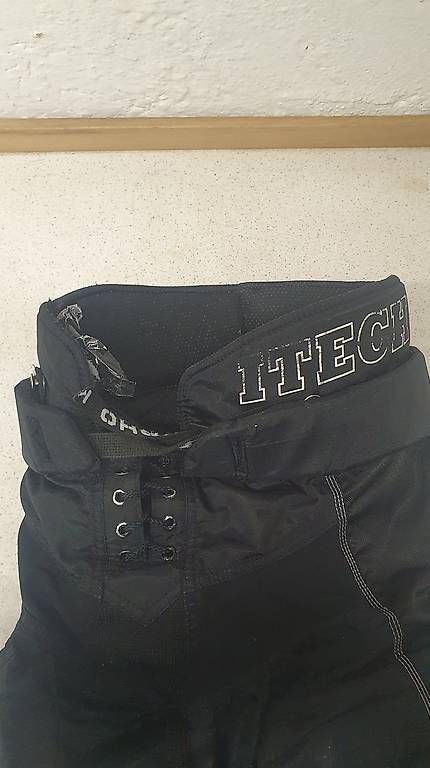 Pantaloni: Itech Eishockeyhosen Junior – Usato da Mühlethurnen venduto da Narr 2