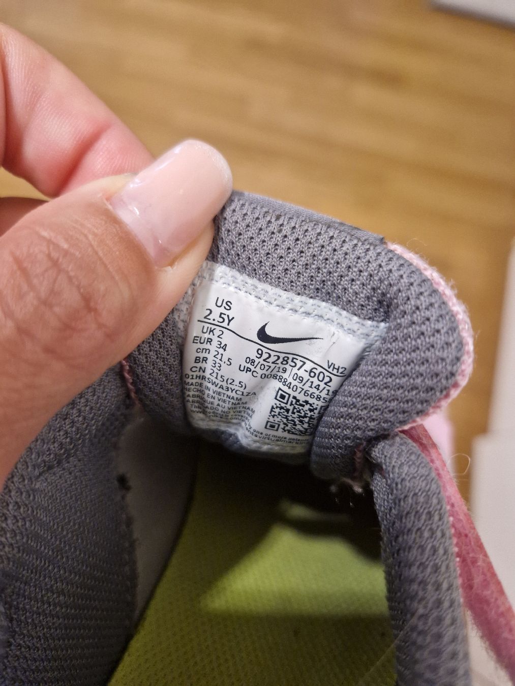 Nike Scarpe per ragazze: chaussure basket nike taille 34 – Usato da Penthaz venduto da Sosotroc 1