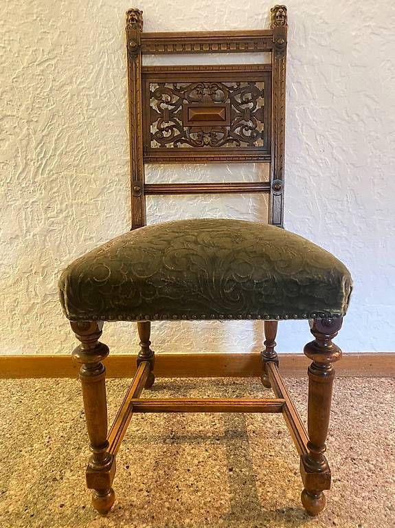 Chaises: Antike Stühle mit Löwenkopfschnitzereien – D'occasion à Bolligen par Stefanidunno 2