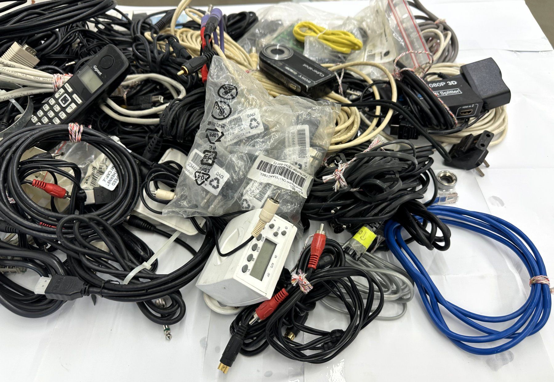Kabel: Kabel, Mehrfachstecker, Telefon, Kamera, Adapter etc. – Gebraucht aus Zürich von alocinnovregnes 2
