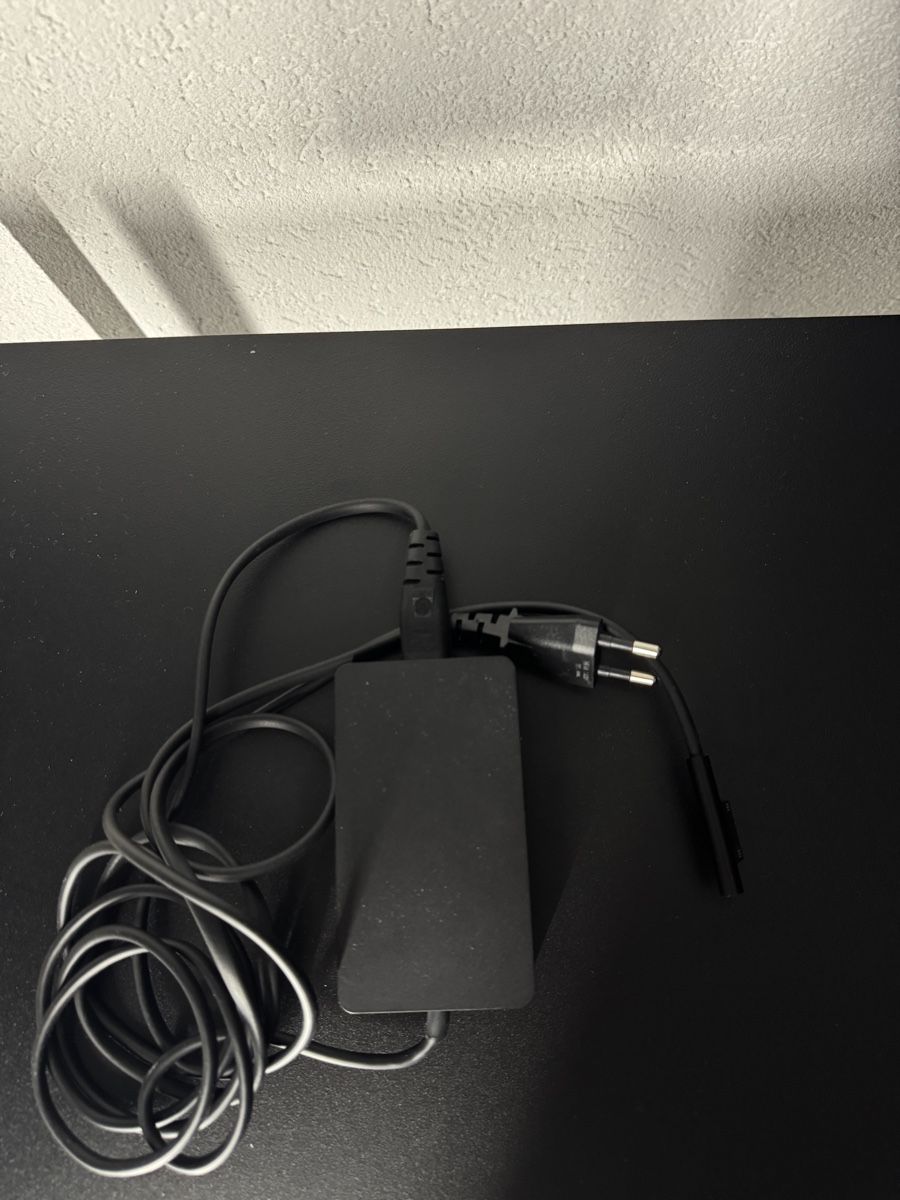 Microsoft Chargeur: Chargeur Microsoft 127W pour Microsoft Surface – Neuf (Voir description) à Vevey par diogodasilva_ 2