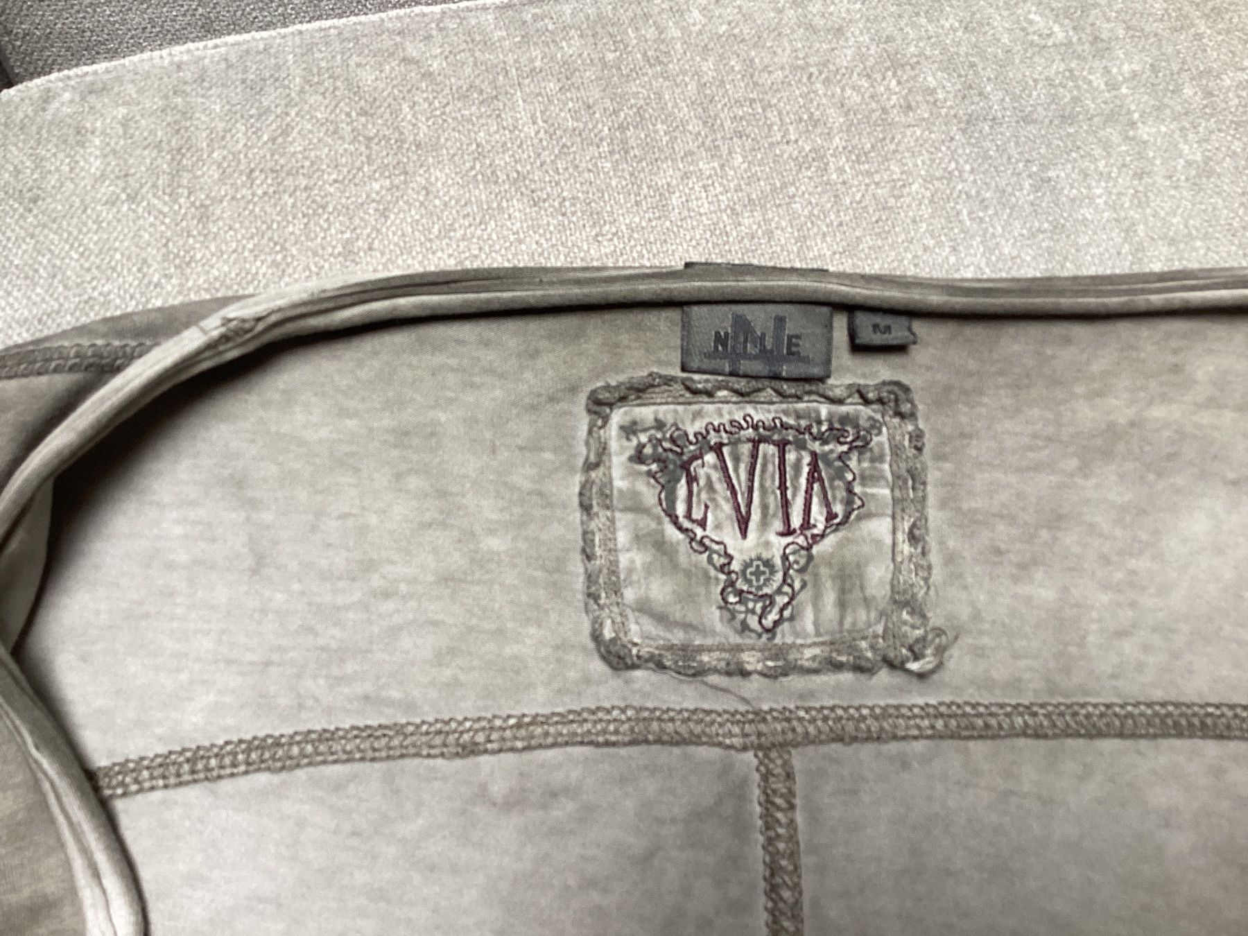 Nile Giacche: NILE Damen Jacke Grösse M grau mit Rüschen – Usato da Homberg b. Thun venduto da Homata 4