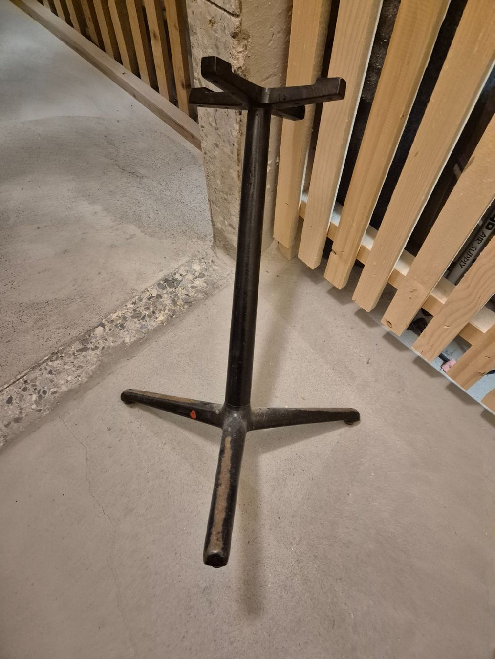Autre mobilier: Tischbein Gussfuss 3 Beinig – Neuf (Voir description) à Monthey par McAuthor
