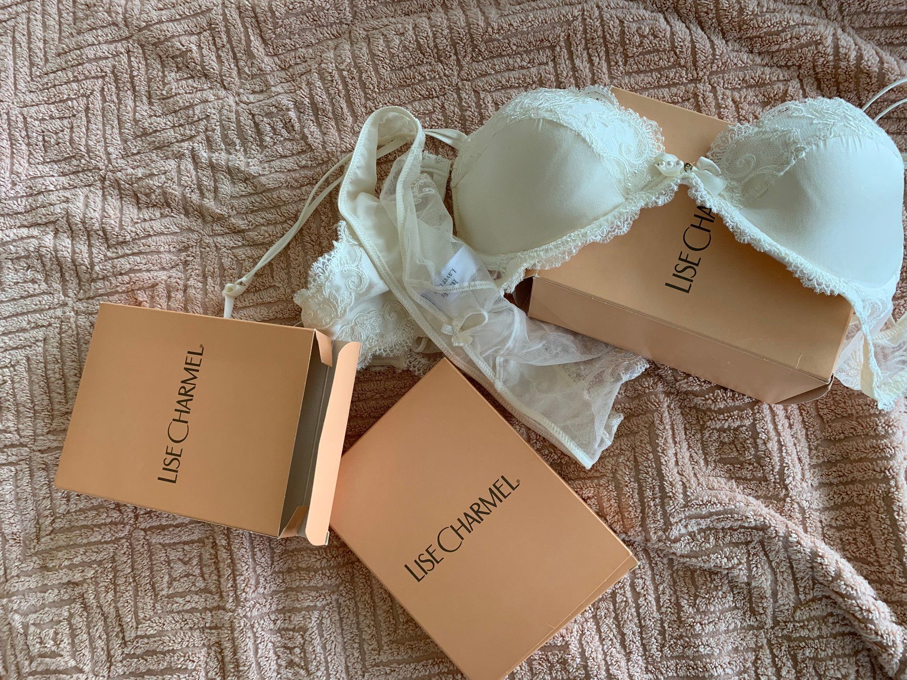 Lise Charmel Altra biancheria intima: LUXUS-BH-SET SEIDE/SPITZEN VON LISE CHARMEL – Nuovo e nell'imballaggio originale da Starrkirch-Wil venduto da Evelyne222 8