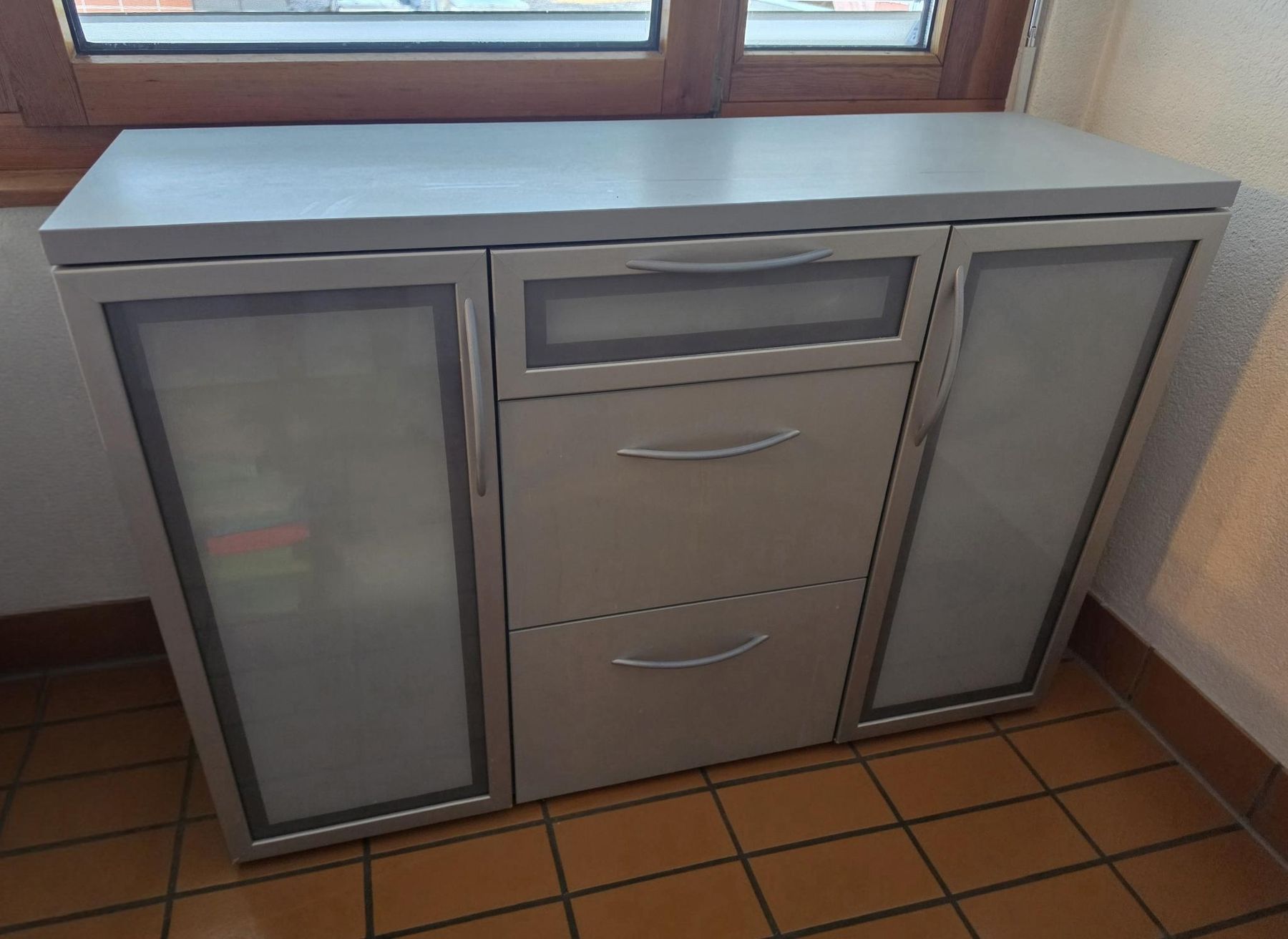 Commodes: Sideboard mit Glastüren und Schubladen – D'occasion à Regensdorf par Donaldduck0907