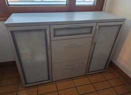 Sideboard mit Glastüren und Schubladen