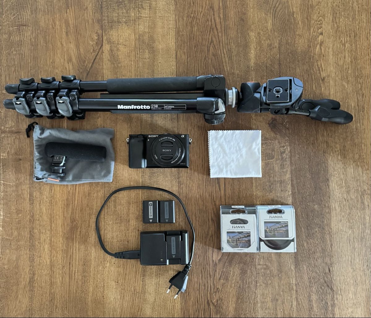 Sony Fotocamera: Sony Alpha 6000 mit Zubehoer und Manfrotto Stativ – Usato da Emmenbrücke venduto da Lukee1901