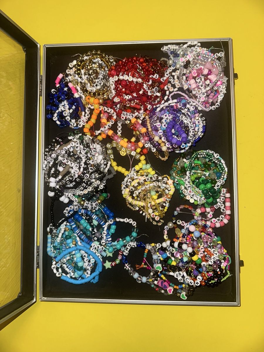 Bracelets: Taylor Swift Armbänder – D'occasion à Zürich par sg03