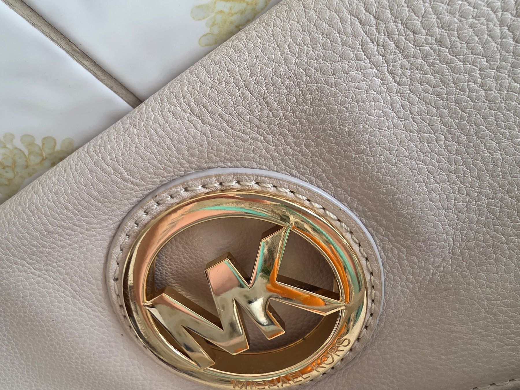 Michael Kors Sacs femmes: Sac clutch Michael Kors cuir logo doré – D'occasion à Genève par BruceKampbell 2