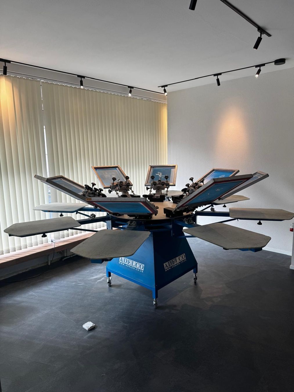Toutes les machines: Siebdruckkarusell / Siebdruckausstattung – D'occasion à Altstätten SG par CuratedChapter
