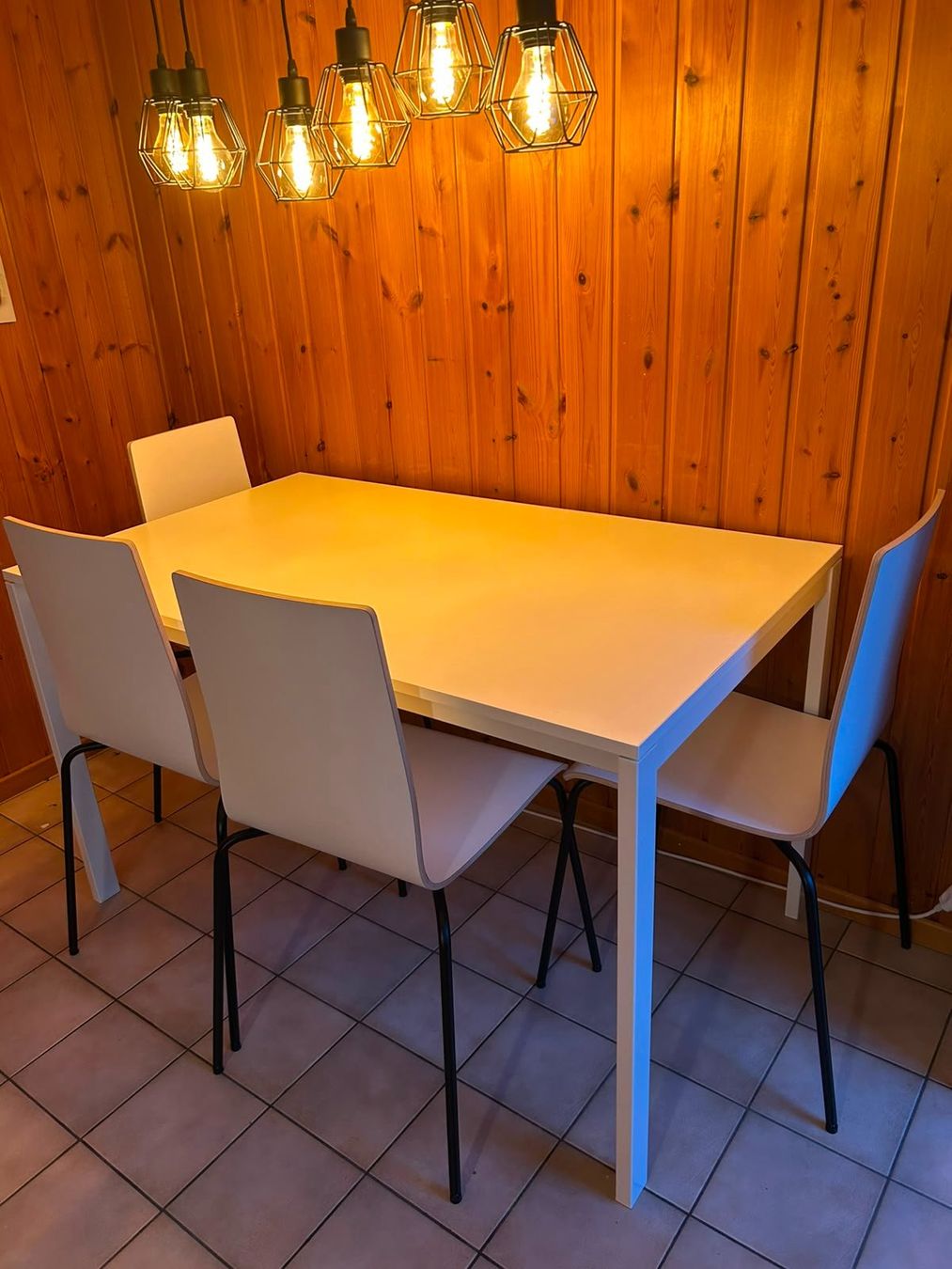 Ikea Tavoli: Weisser IKEA-Esstisch mit 4 passenden Stühlen – Usato da Romanshorn venduto da Hampi93 1