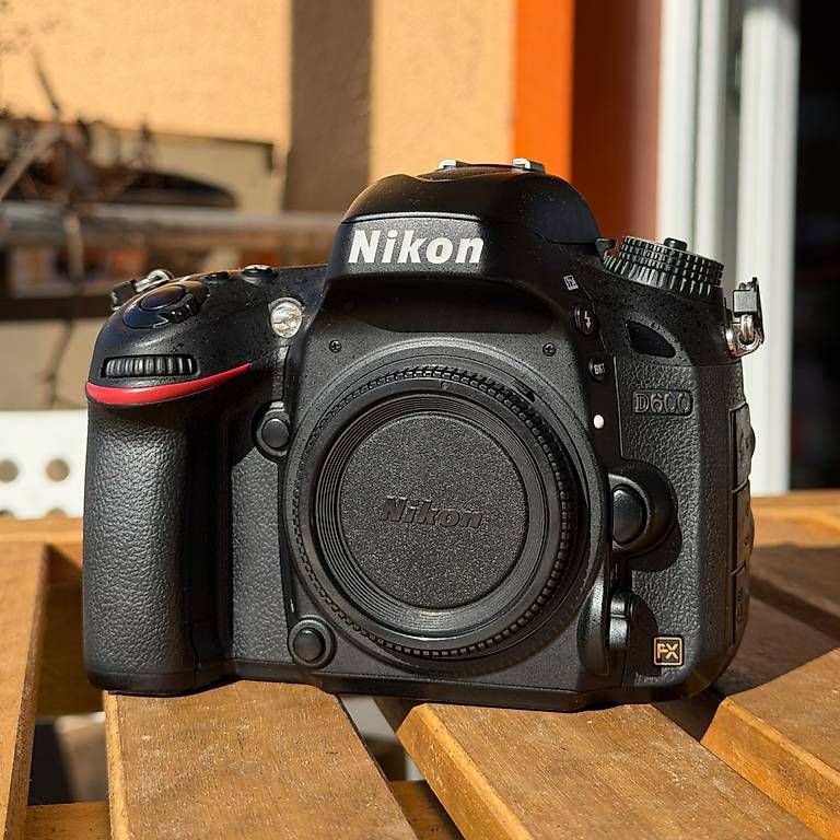 Nikon Fotocamera: Nikon D600 - 22k déclenchements – Usato da Yvonand venduto da val_hdx2