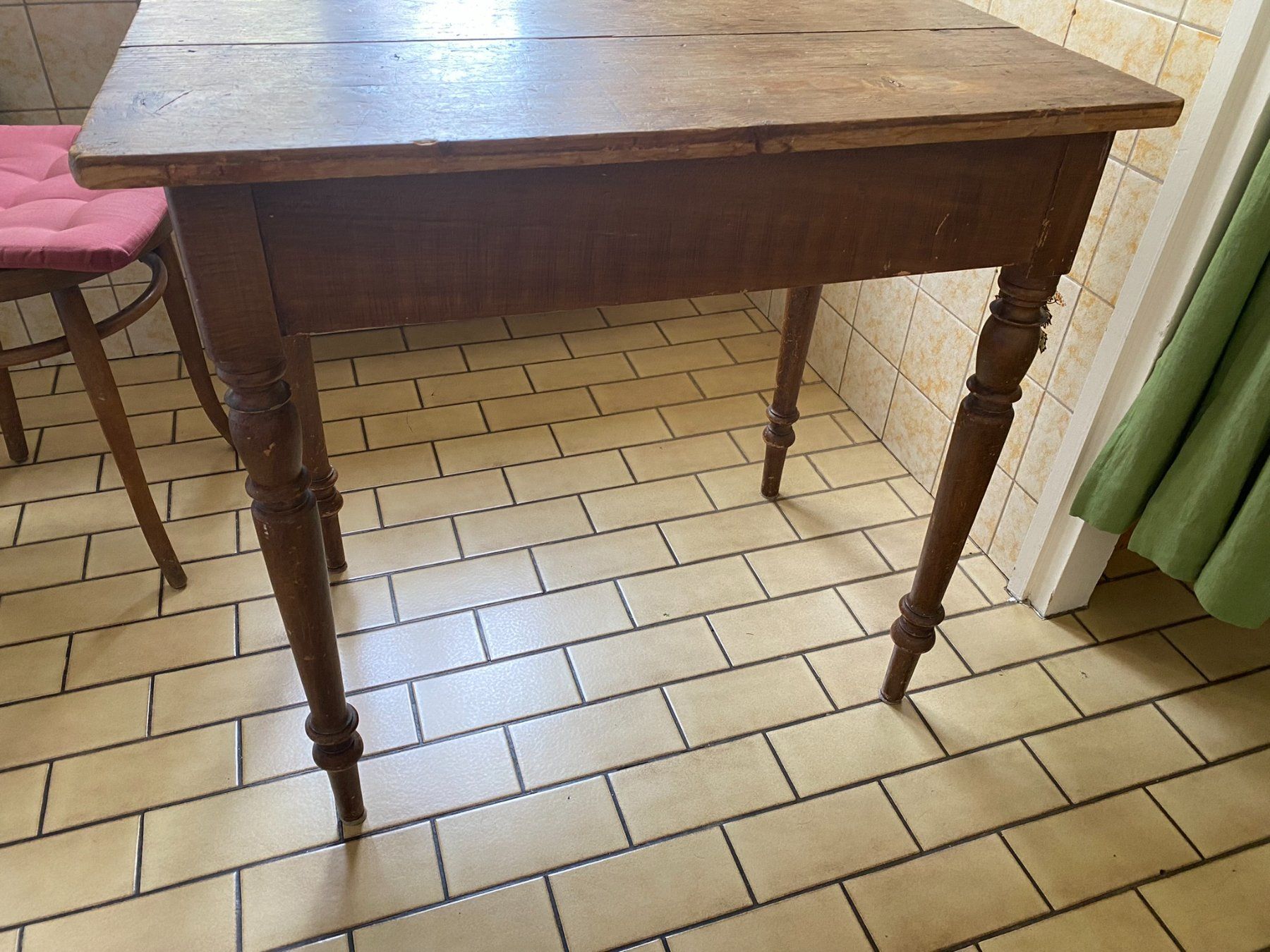 Tische: Table en bois avec tiroir – Gebraucht aus Vevey von Zpahud 1
