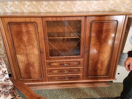Buffet vaisselier 1950 avec vitrine et tiroirs.