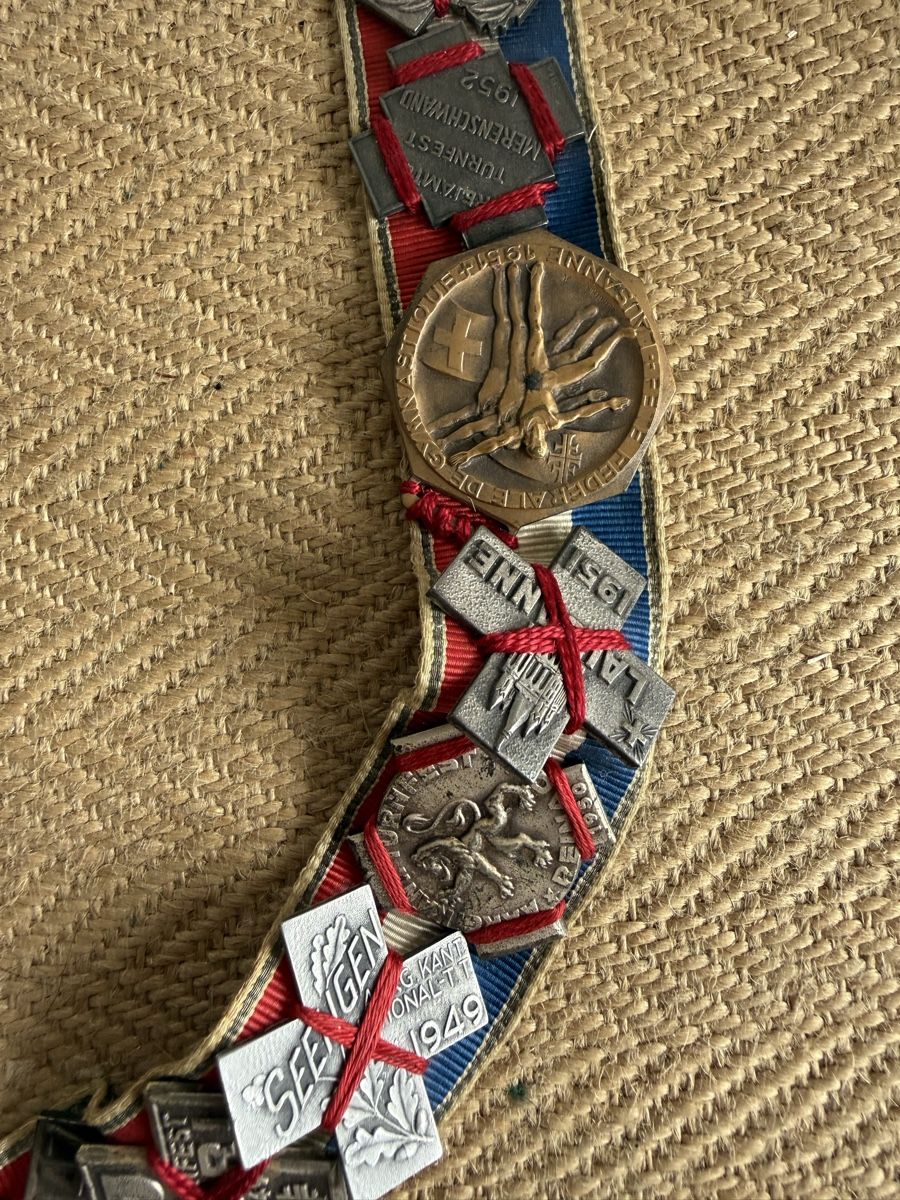 Placchette & Badge: Turnerband mit 23 Abzeichen ab 1920 – Usato da Konolfingen venduto da petzipetz 5