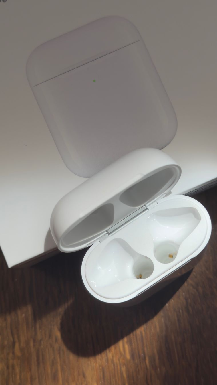 Apple Caricabatterie: Original Apple AirPods Wireless Charging Case | Neu geöffnet – Nuovo (secondo la descrizione) da Bern venduto da n9j_ptl6