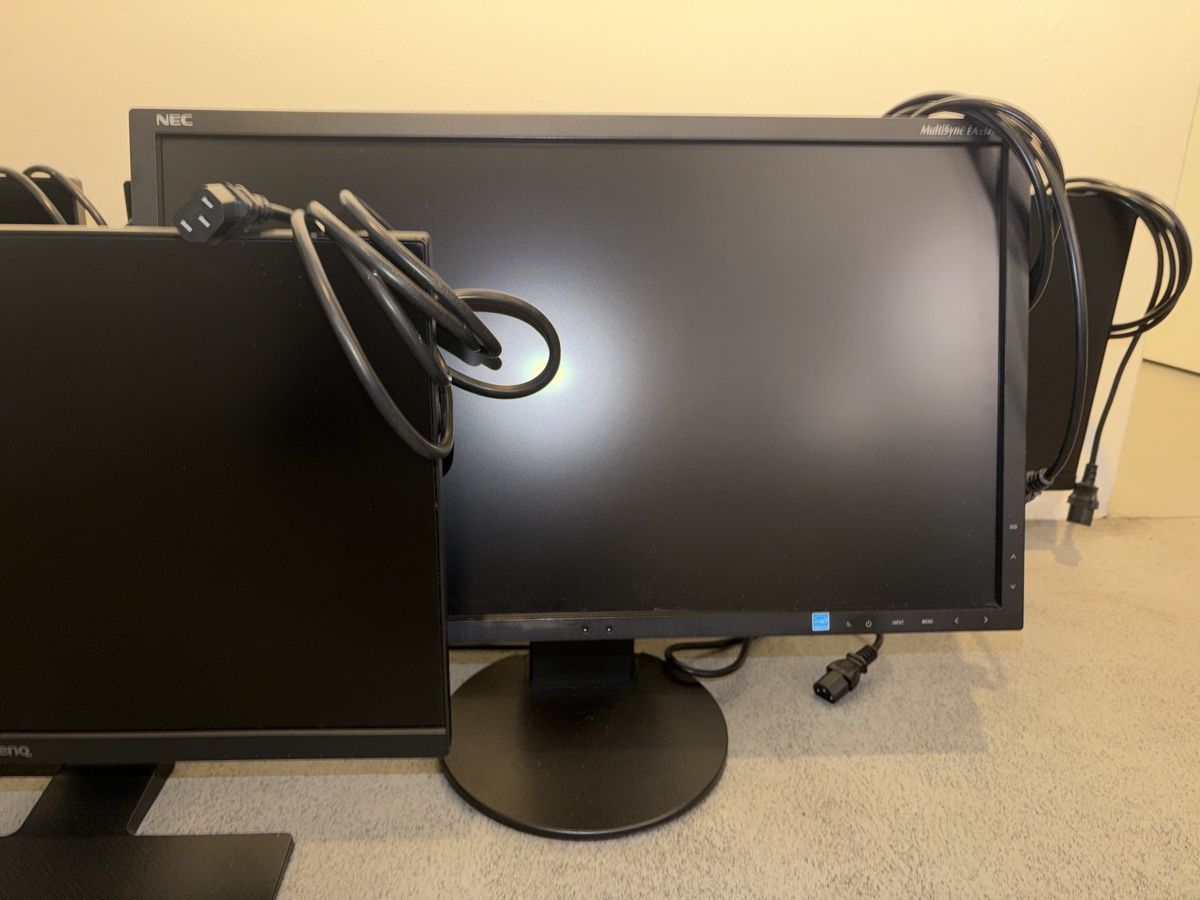 Monitore: HD Monitore / Einwandfreier Zustand – Gebraucht aus Basel von lot_kp2b 1