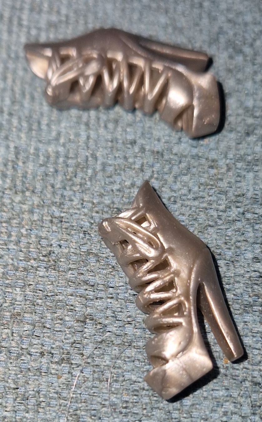 Bambole: chaussures pour Barbie  – Usato da Couvet venduto da Pioune