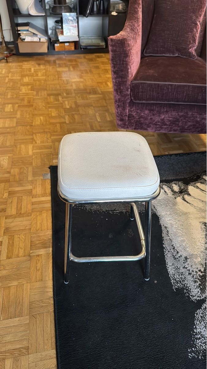 Sgabelli: Echt Leder Kitchen Stool with Chrome Legs - Perfect Height – Nuovo (secondo la descrizione) da Kehrsatz venduto da SarBen64