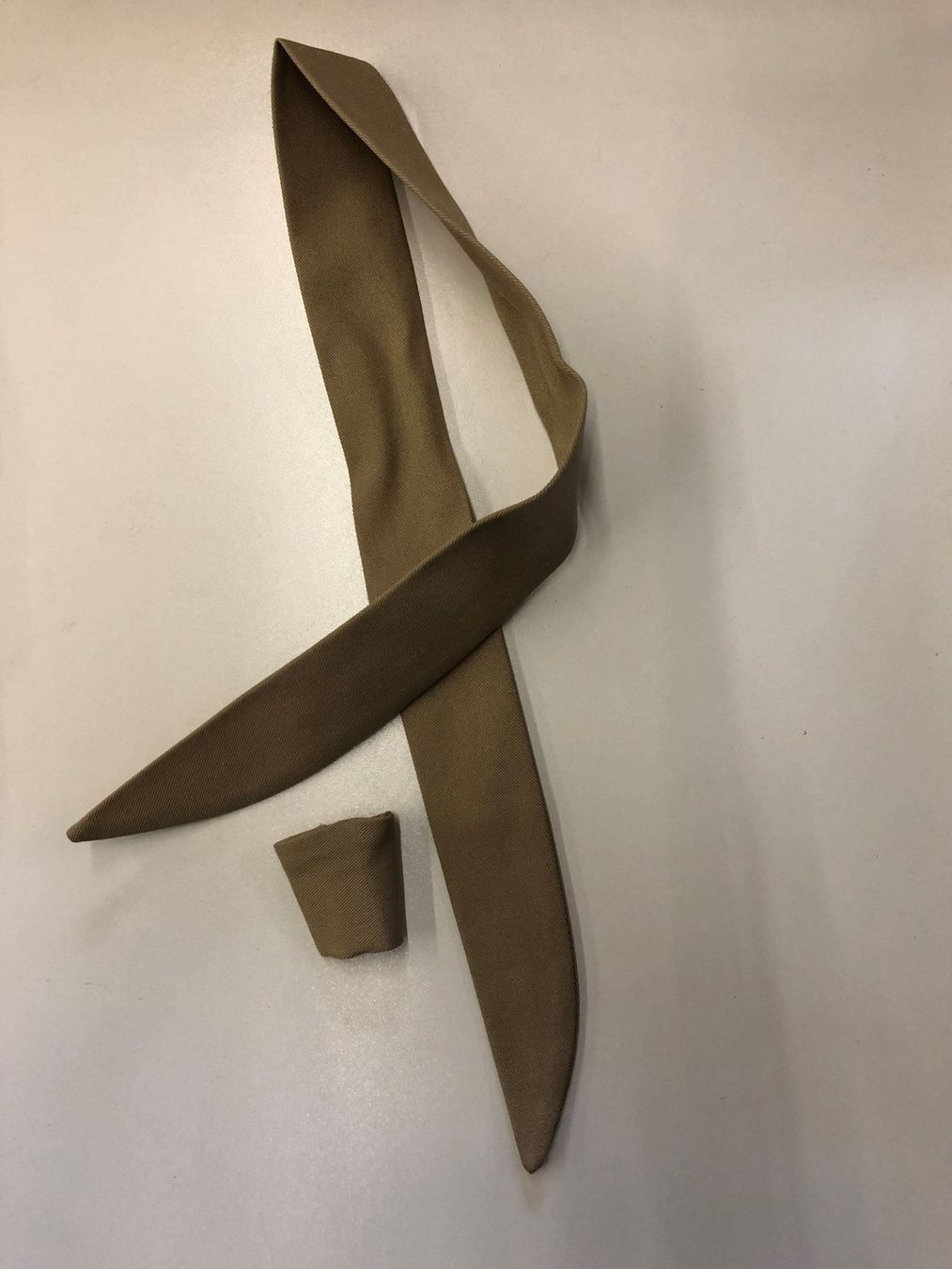 Küchengeräte: 3 Schleifenkrawatten/Foulards Sandbeige – Neu und originalverpackt aus Gossau SG von Sombat 2