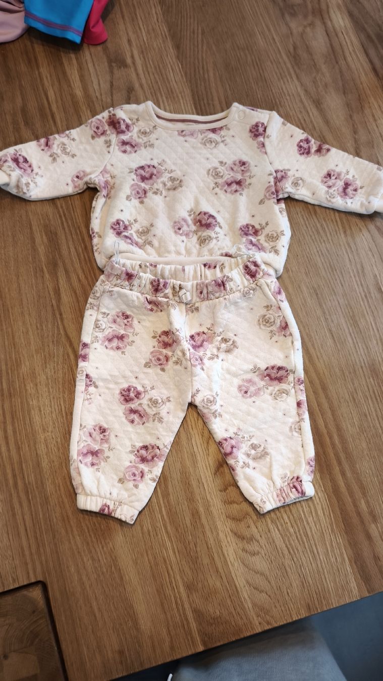 C&A Lotti & Set di vestiti: C&A Baby-Set Gr. 68 Blumenmuster – Usato da Gränichen venduto da H-wie-Holzig