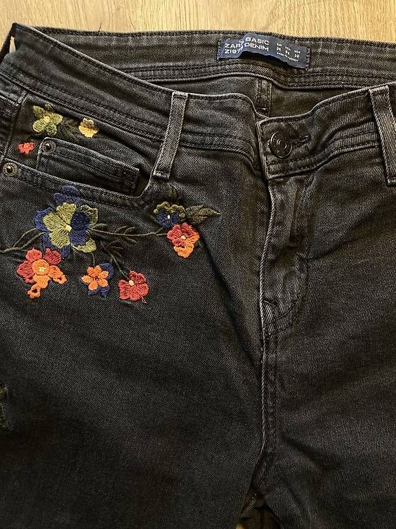 Zara Jeans: Zara Jeans schwarz mit Blumen – Usato da Steg im Tösstal venduto da mimu_87