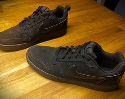 👟Nike Court Borough Low 'Triple Black' Gr. 44.5 – Wie NEU!