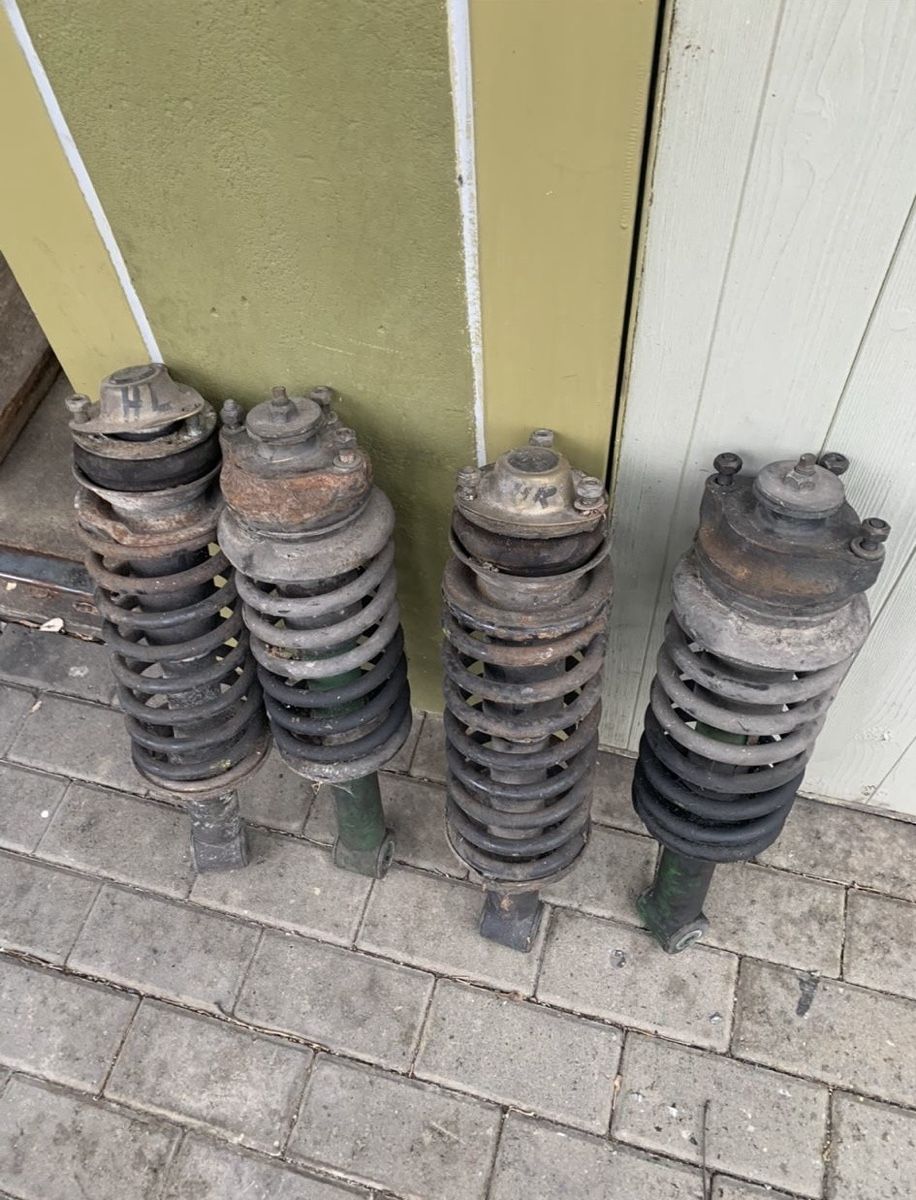 Porsche Tutti pezzi di ricambio auto: Porsche 928 Stossdämpfer – Usato da Schaffhausen venduto da alfetta2500