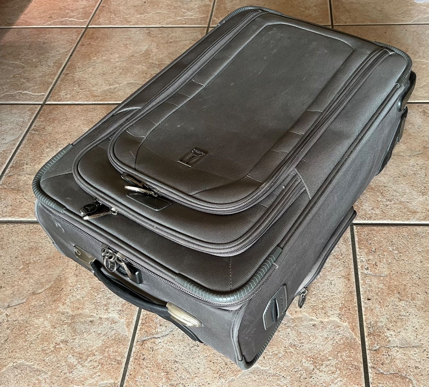 Valigie: Travelpro Rolling Suitcase – Usato da Leysin venduto da thedude3 3