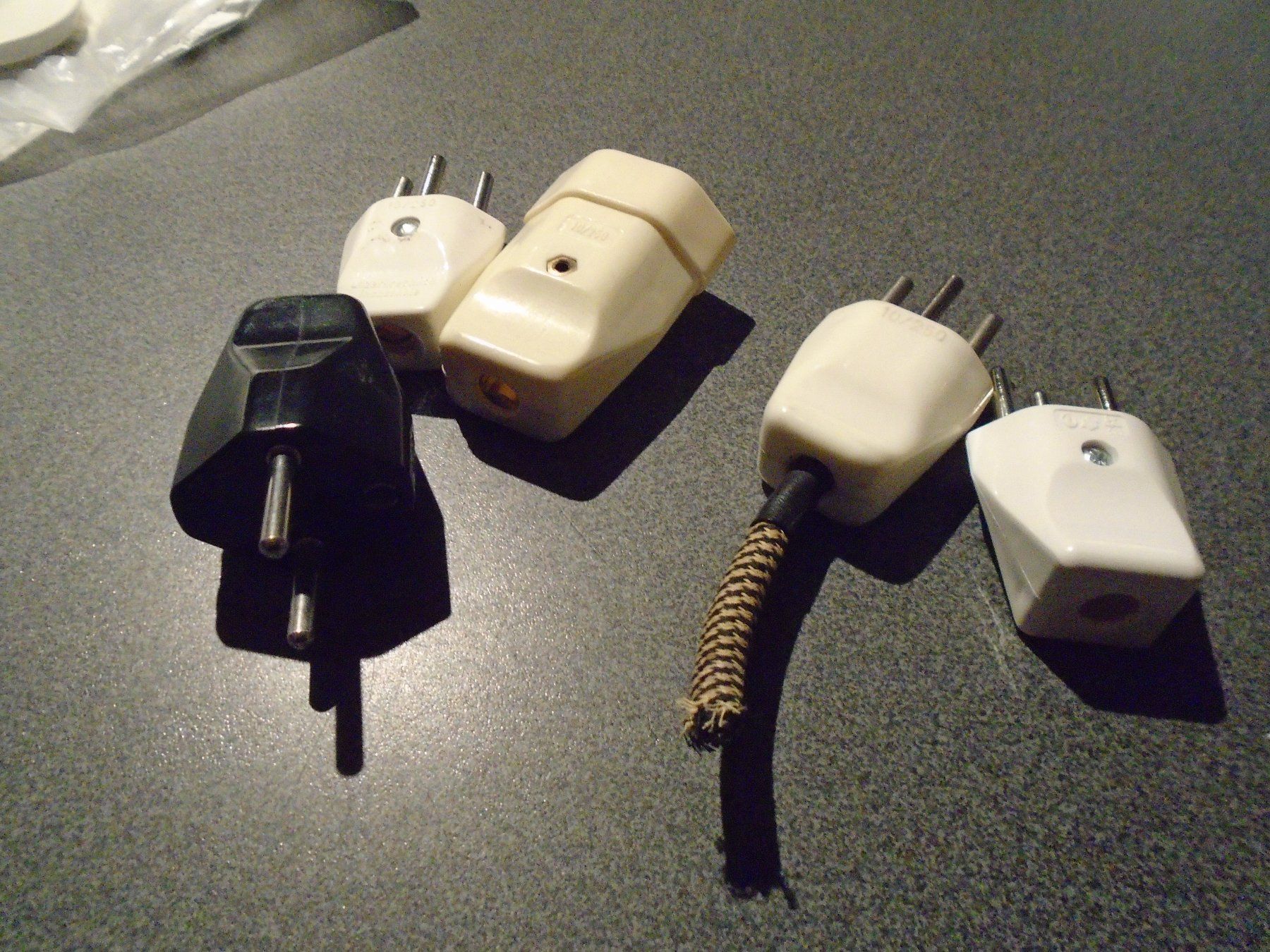 Schalter: Stecker 5 Stück, verschieden – Gebraucht aus Zürich von abraxas1291 1