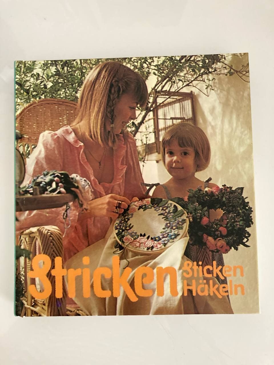 Libri: STRICKEN Häkeln STICKEN / gebundene Ausgabe – Usato da Frauenfeld venduto da BUCHschatzLADEN_369