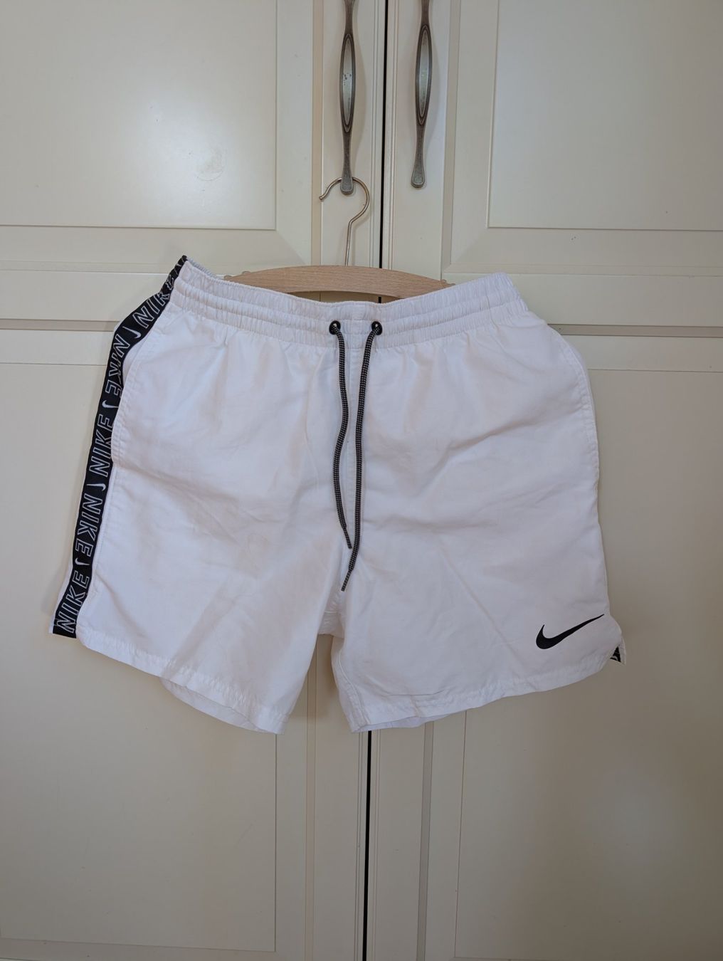 Nike Pantaloni: Kurze Hose Nike – Usato da Bärschwil venduto da sch_p7g7