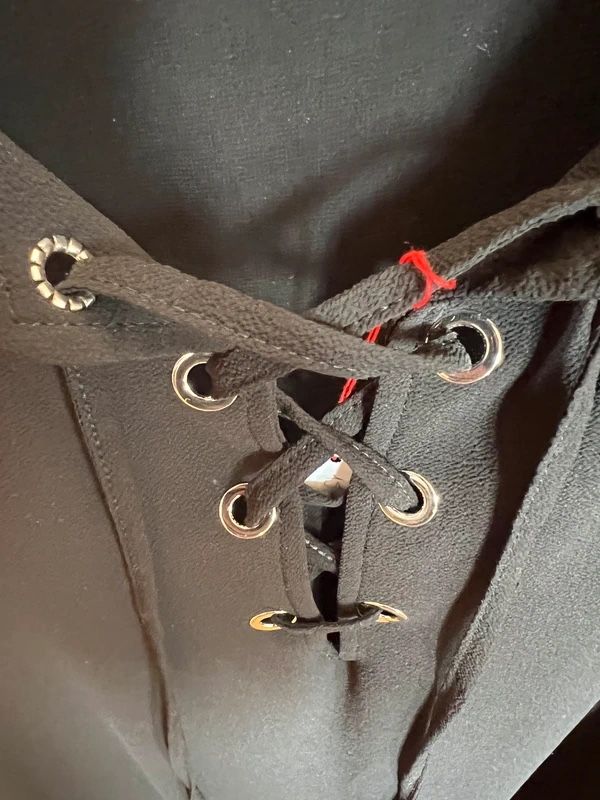 Zara Kleider: Robe Zara noire à lacets, élégante et confortable - Taille M – Gebraucht aus Lausanne von Stephaniesdressing 3