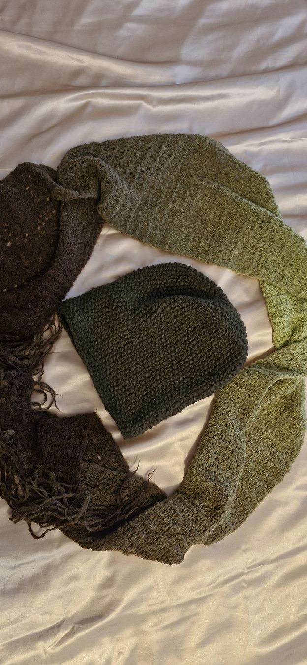Copricapi, berretti & cappellini: Green scarf and wool hat – Usato da Bonstetten venduto da Denitza87
