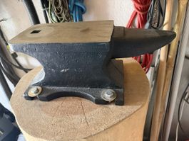 Amboss Schmiedewerkzeug Gussemboss mit Loch Grösse M