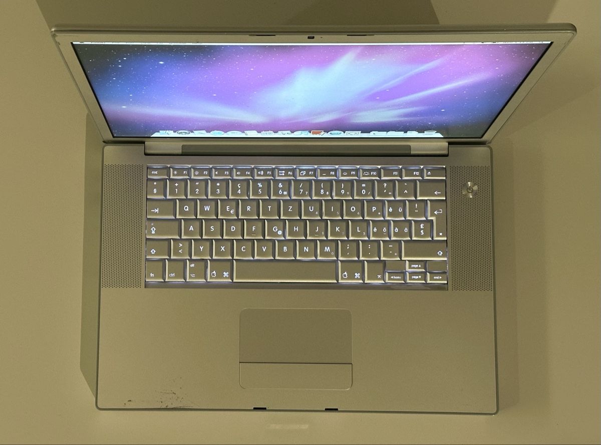 Apple Notebook: MacBook Pro 15” A1151 – Usato da Zürich venduto da pointedarch 1