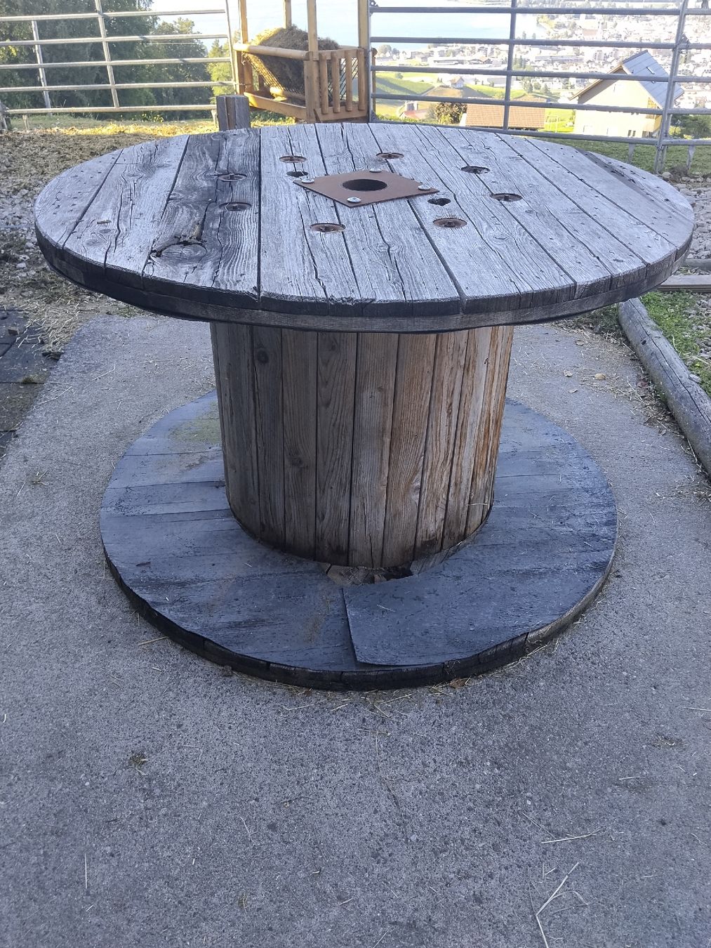 Articoli in legno: Alte Holzbobine 1.8m Durchmesser – Usato da Altendorf venduto da seibel