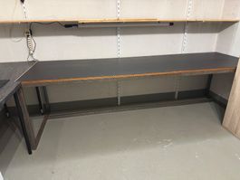 Massiver Schreibtisch mit Stahlrahmen