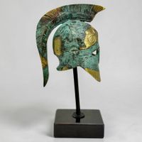 Réplique musée casque athénien en bronze piédestal en marbre