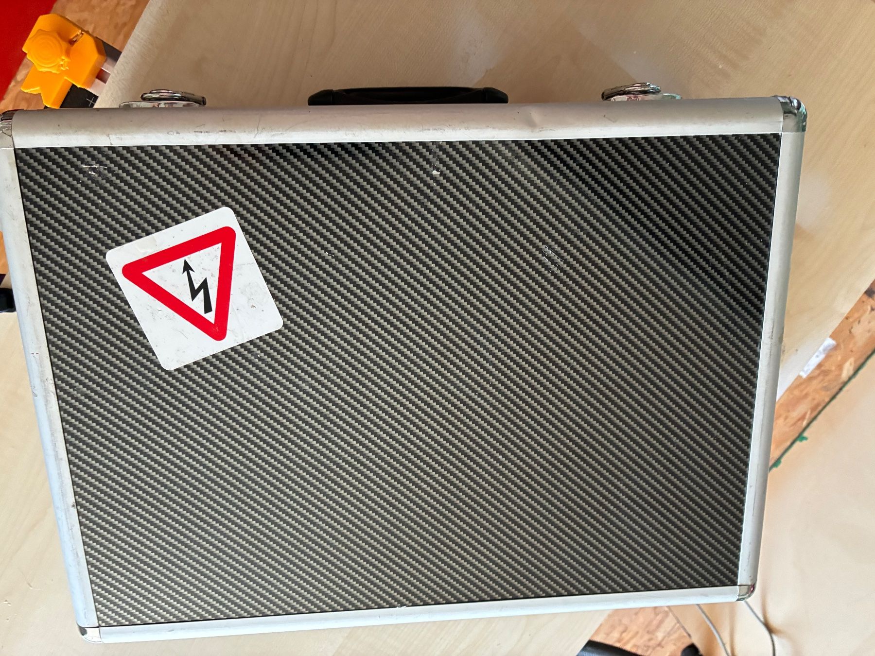 Valises de voyage: Feuerfester Akku Koffer – D'occasion à Hofstetten ZH par Qwertz3