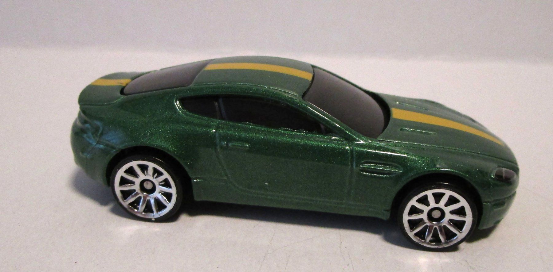Aston Martin Modellini d'auto: HOT WHEELS ASTON MARTIN V8 VANTAGE – Nuovo (secondo la descrizione) da Chêne-Bourg venduto da breno56 1