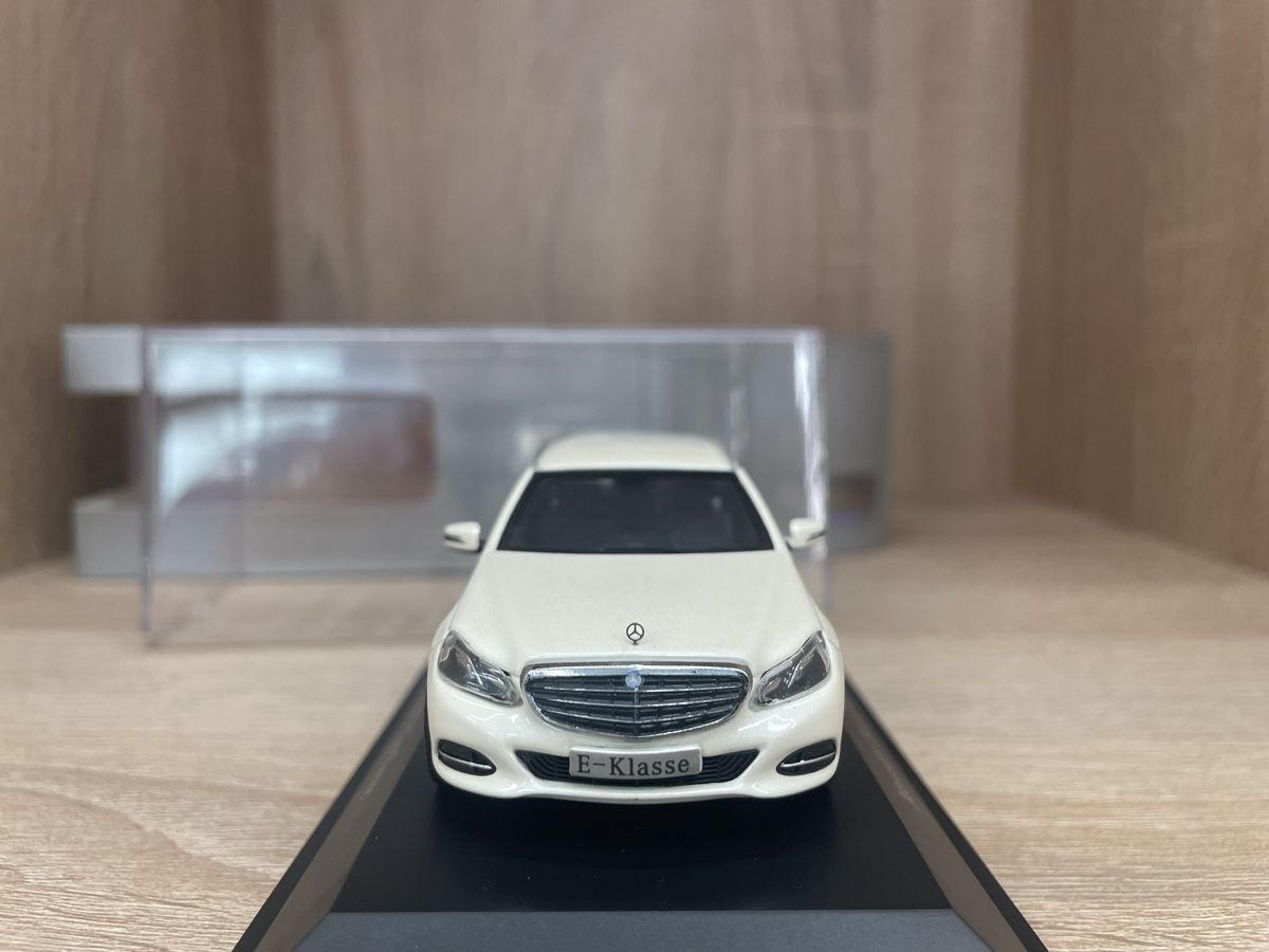 Mercedes-Benz Modellini d'auto: Mercedes-Benz E-Klasse 1/43 – Nuovo e nell'imballaggio originale da Paradiso venduto da jovica1987 1