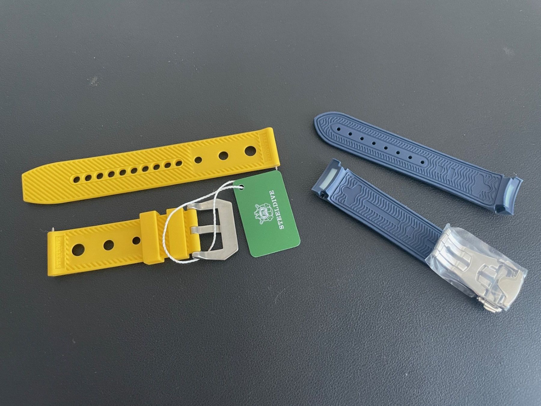 Orologi: Zwei Uhrenarmbänder – Nuovo e nell'imballaggio originale da Gossau ZH venduto da PS1988 1