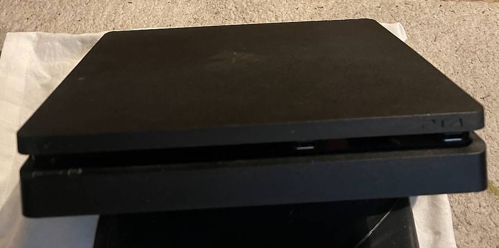 Console: Sony PlayStation 4 Slim - schwarz – Usato da Rümlang venduto da ane_y72d 1