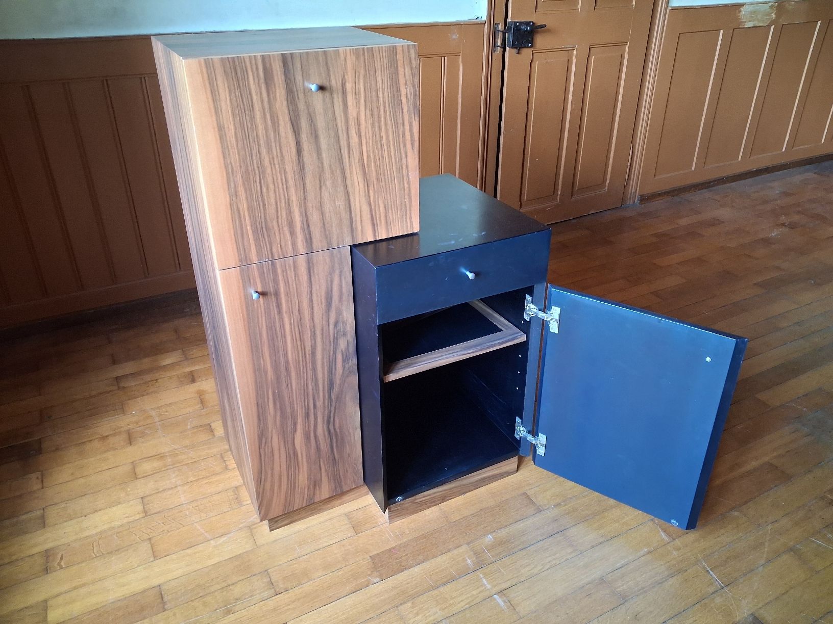 Cassettiere: Sideboard mit Schubladen und Klappe. Nussbaum, schwarzer MDF – Usato da Herbetswil venduto da ber_2kgk 4